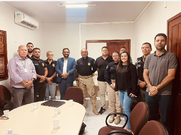 REUNIÃO NA SEDE DAS PROMOTORIAS DO MUNICÍPIO, VISANDO DESENVOLVER NOVAS ESTRATÉGIAS PARA A SEGURANÇA PÚBLICA LOCAL